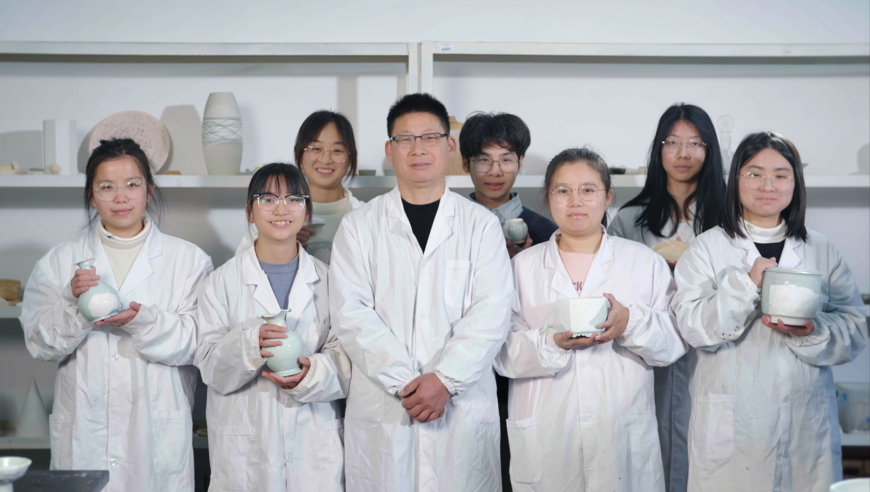 新澳彩资料网正版图片大全,周深空灵歌声唱响巴黎,展开解析落实_免费版V4.77
